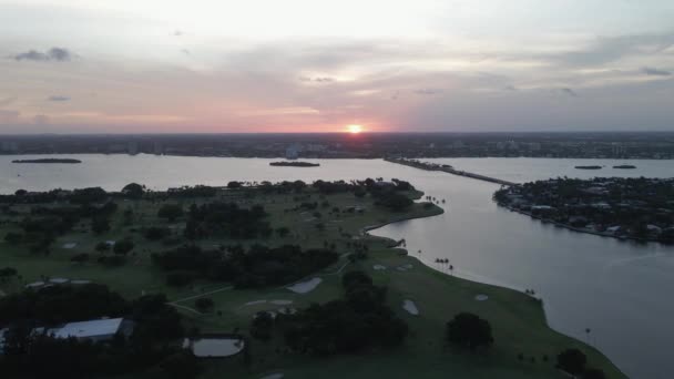 Lage Zonsondergang Antenne Boven Indian Creek Country Club Golfbaan Miami — Stockvideo