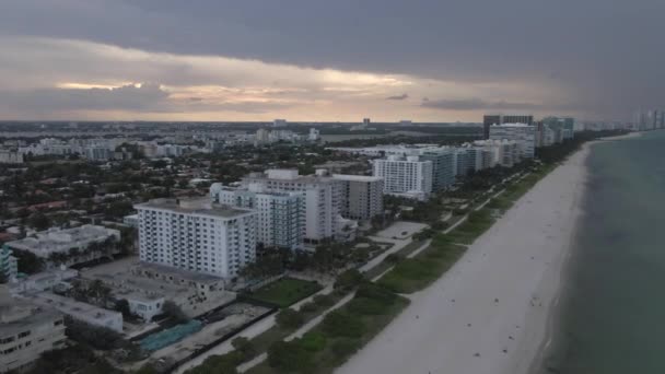 Flygfoto Över Lugna Surfside Sandstrand Sent Kvällen Nära Solnedgången — Stockvideo