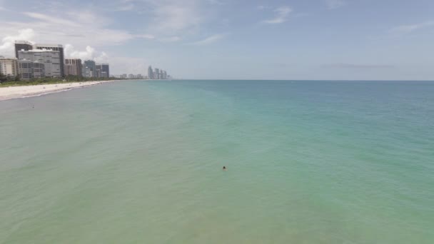 Pistas Aéreas Mujer Joven Nadando Sola Frente Playa Arena Costa — Vídeos de Stock