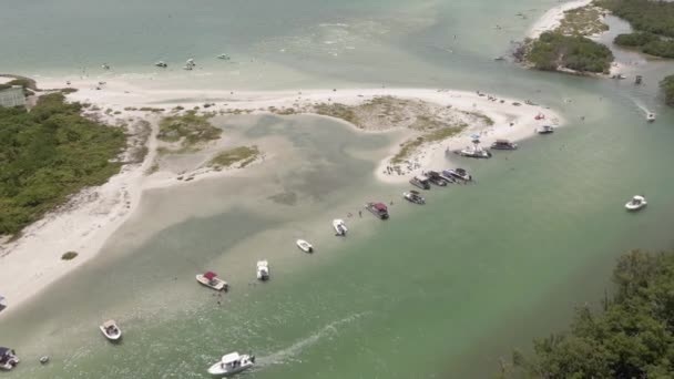 晴れた日を楽しむボートの人々と砂の点への空中降下 — ストック動画