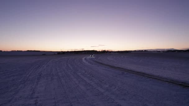 Fågelperspektiv Bilkörning Snöig Väg Ett Vinterlandskap Skandinavien Panning Skott — Stockvideo