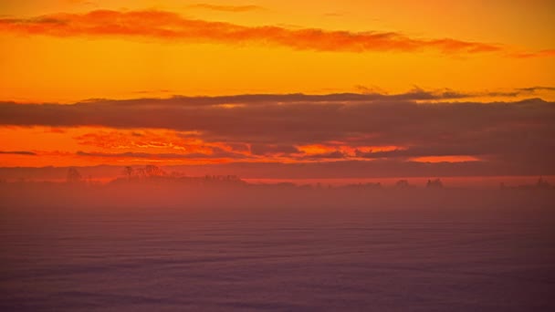 Vista Puesta Sol Sobre Una Fría Tierra Llana Cubierta Nieve — Vídeo de stock