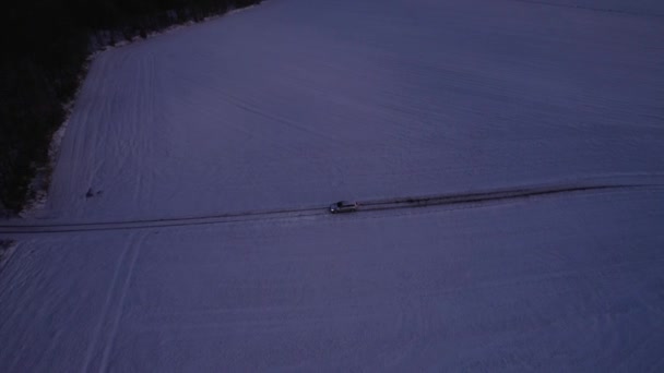 Drone View Car Breaking Snowy Road Mitt Tomma Ice Field — Stockvideo