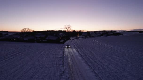Drone View Car Autorijden Snowy Road Scandinavian Winter Landscape Dolly — Stockvideo
