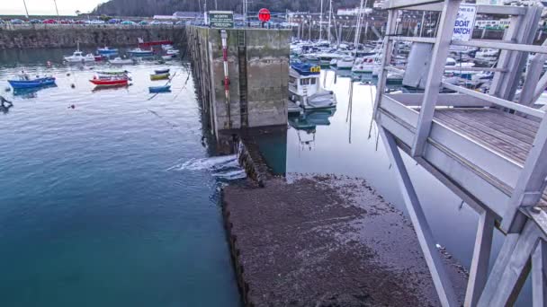Barcos Atracados Superfície Água Ascensão Marina Guernsey Island Canal Mancha — Vídeo de Stock