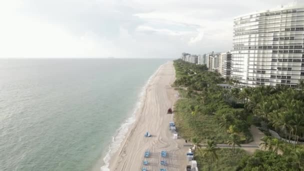 Aérea Sigue Sandboni Como Limpia Rastrillos Arena Playa Miami Beach — Vídeos de Stock