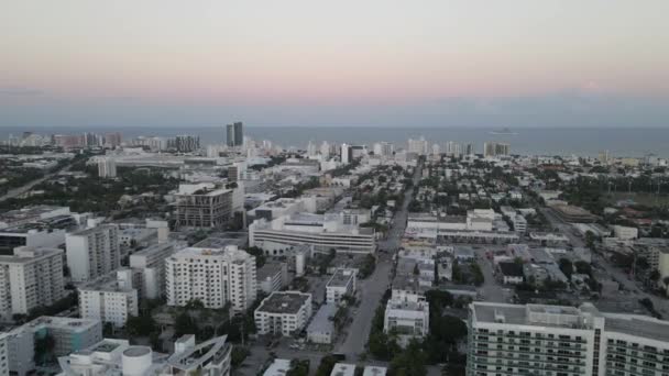 Vista Aérea Del Amanecer Sigue Calle South Beach Miami Atlántico — Vídeos de Stock