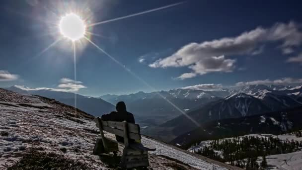 Time Lapse Shot Persona Sentada Banco Cima Montaña Nevada Disfrutando — Vídeo de stock