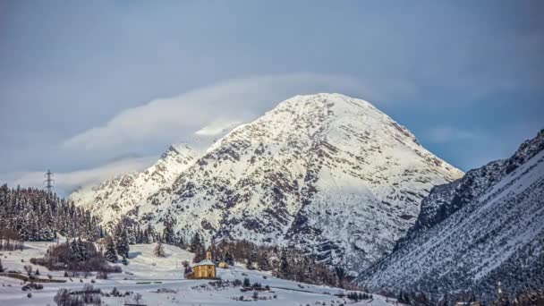 Time Lapse Nuvole Montagne Innevate Mentre Cielo Blu Sullo Sfondo — Video Stock