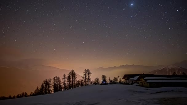 Dramatyczna Scena Nocna Latających Gwiazd Komety Meteoru Ciemnym Niebie Górskim — Wideo stockowe