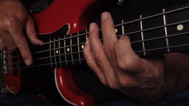 Mittlere Nahaufnahme Von Fingern Die Bass Spielen Und Die Position — Stockvideo