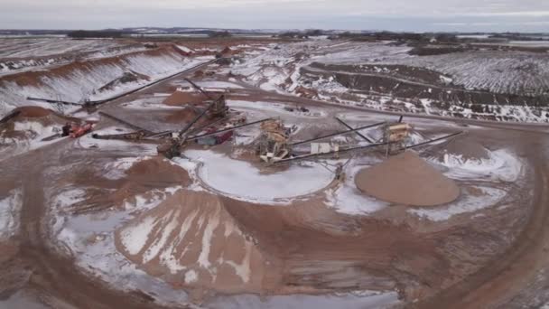 Vista Aérea Zangão Poço Cascalho Pedreira Aberta Com Maquinaria Pesada — Vídeo de Stock