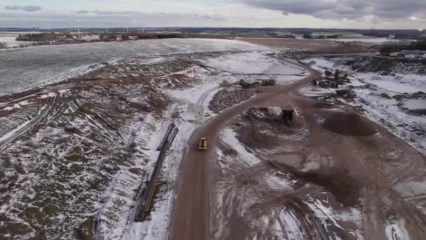 Vista Arial Snow Covered Gravel Pit Escavadeira Atravessa Poço Aberto — Vídeo de Stock