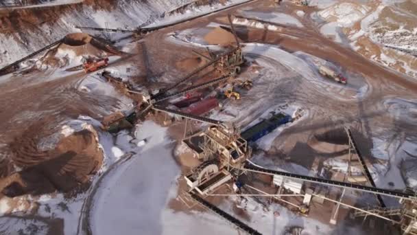 Birdseye Uitzicht Open Mijnen Steengroeve Mijnbouw Apparatuur Dolly Shot — Stockvideo