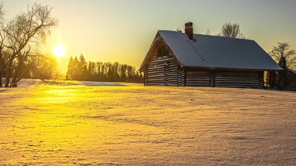Сроки Съемки Деревянного Фермерского Дома Окруженного Белым Снежным Полем Солнечными — стоковое видео