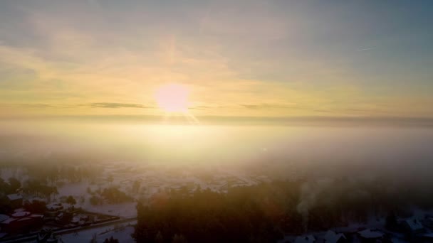Voo Aéreo Cinematográfico Através Nuvens Densas Mostrando Pôr Sol Místico — Vídeo de Stock