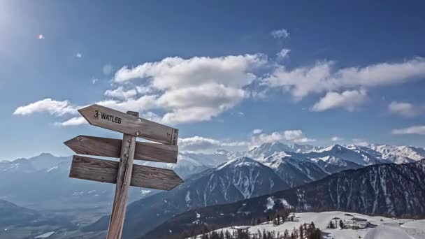 冬にイタリアの南チロルにあるウォールズスキーリゾートを指す木製の標識矢印 時間の経過 — ストック動画