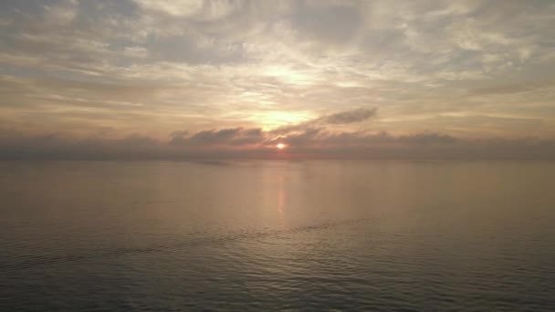 Krásný Zlatý Mrak Východ Slunce Horizontu Oceánu Klidné Klidné — Stock video