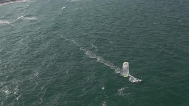 Vista Aérea Como Surfista Cometa Transiciones Vuelta Hacia Playa — Vídeos de Stock