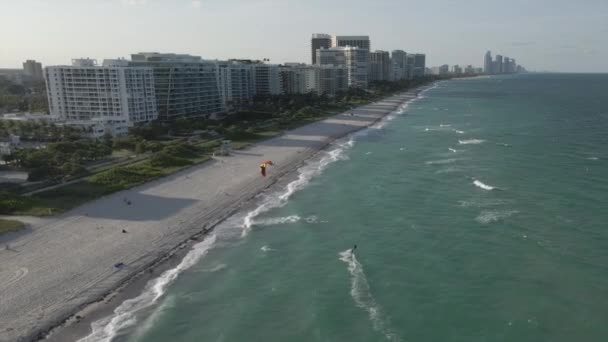 Miami Beach Kite Surfare Närmar Sig Stranden Sand Och Börjar — Stockvideo