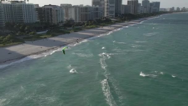 Dos Surfistas Cometas Miami Beach Giran Aguas Verdes Poco Profundas — Vídeos de Stock