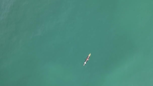 Visão Aérea Homem Remando Prancha Longa Deslumbrante Oceano Verde Jade — Vídeo de Stock