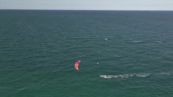 Aérea Surfista Cometas Acelera Viento Rápidamente Extensión Vacía Del Océano — Vídeo de stock