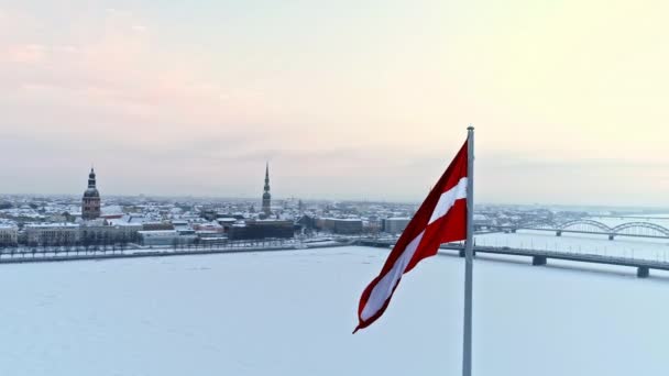 Die Lettische Flagge Weht Wind Zugefrorenen Fluss Daugava Riga Antenne — Stockvideo