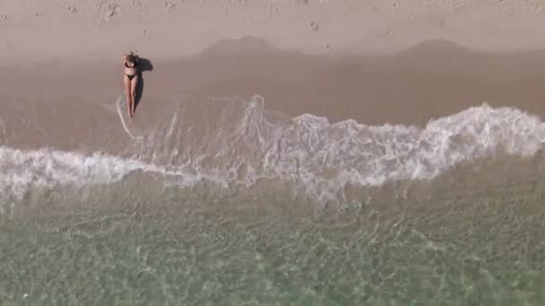Jovem Mulher Branca Biquíni Senta Centro Praia Areia — Vídeo de Stock