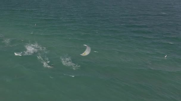 Letecký Drak Surfař Řídí Draka Aby Vzal Hlubší Vody Miami — Stock video
