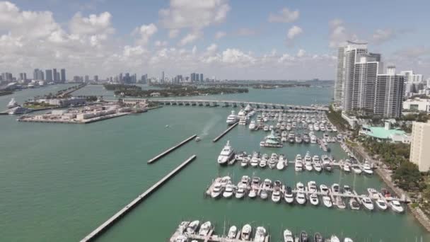 Flyover Aéreo Baixo Miami Beach Marina Com Biscayne Bay Visto — Vídeo de Stock