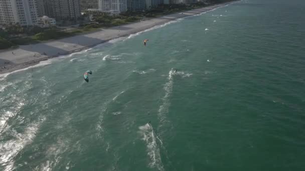 High Εναέρια Kite Surfers Απολαμβάνοντας Θυελλώδη Μέρα Στο Μαϊάμι Beach — Αρχείο Βίντεο