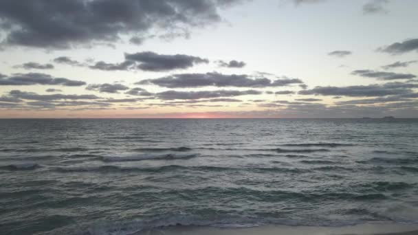 Horizonte Laranja Rosa Sobre Água Escura Calma Amanhecer Sobre Praia — Vídeo de Stock