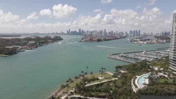 South Pointe Flug Richtung Dodge Island Und Miami Stadt Darüber — Stockvideo