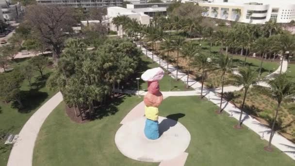 Umlaufantenne Der Collins Park Kunstinstallation Namens Miami Mountain — Stockvideo