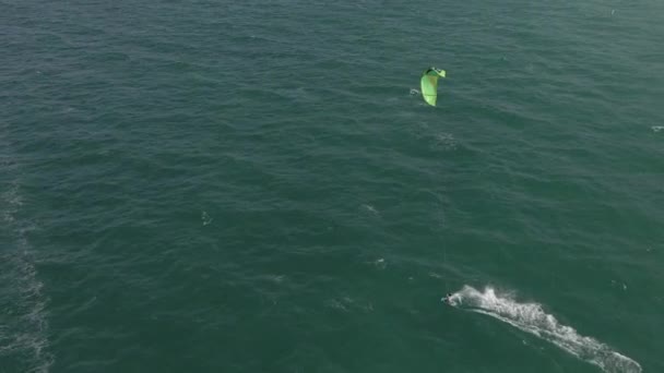 Flygfoto Kitesurfare Njuter Blåsig Dag Grönt Havsvatten — Stockvideo