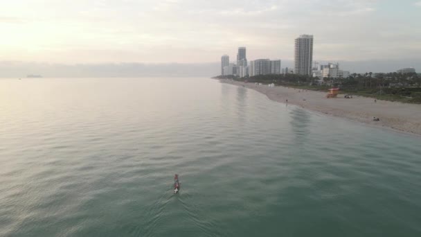 Aérea Supera Solitario Paddleboarder Playa Arena Como Miami Despierta — Vídeos de Stock