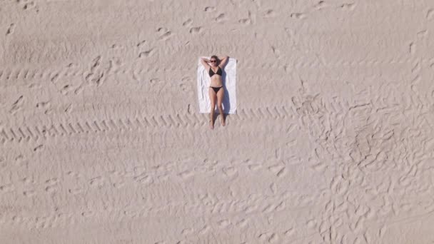 Jonge Blanke Vrouw Bikini Ligt Witte Deken Zandstrand — Stockvideo