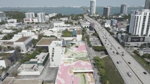Parkade Dak Geschilderd Camo Miami Fla Naast Julia Tuttle Causeway — Stockvideo