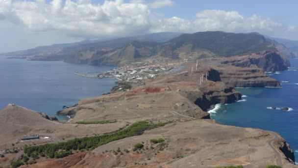 Turbinas Eólicas Cerca Del Pueblo Costero Ponta Sao Lourenco Con — Vídeos de Stock