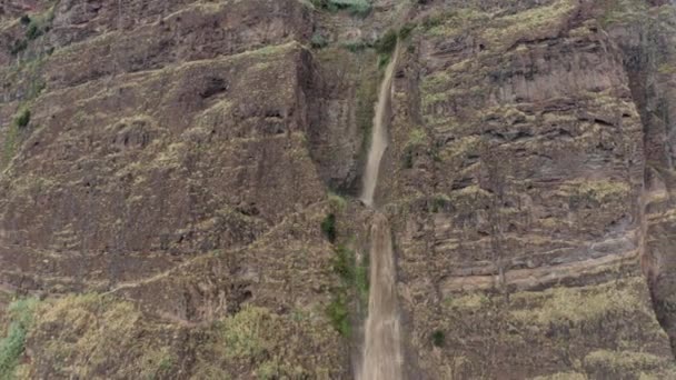 岩石悬崖上的瀑布瀑布瀑布沿着溪流流下 空中无人驾驶飞机射击 — 图库视频影像