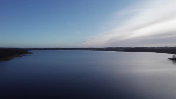 Survol Magnifique Lac Scandinave Entouré Forêt Sauvage Dolly Shot — Video