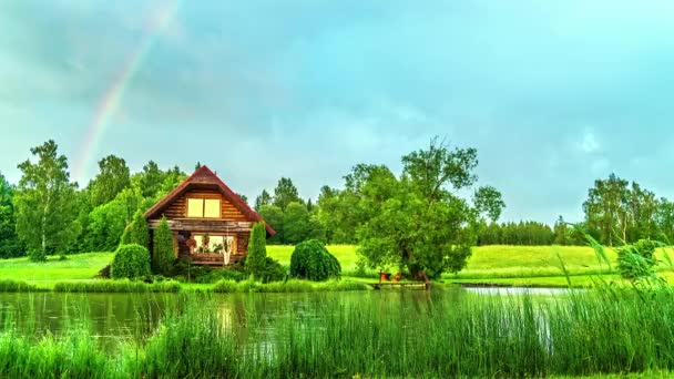 Time Lapse Skott Trä Hus Naturlig Sjö Och Regnbåge Himlen — Stockvideo