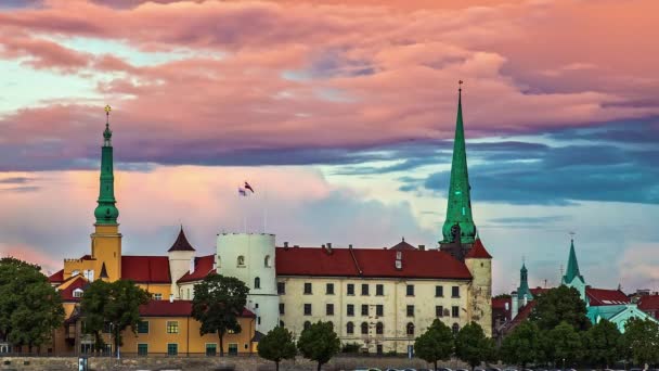 Hermosa Vista Del Casco Antiguo Riga Letonia Con Bandera Letonia — Vídeos de Stock