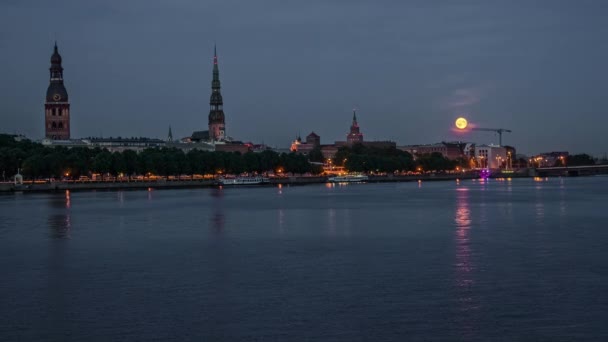 Időeltolódás Felvétel Felemelkedő Telihold Felett Világítás Város Riga Víz Visszaverődés — Stock videók