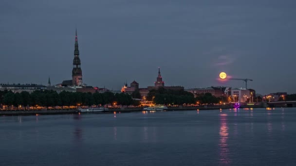 Historyczne Centrum Rygi Łotwie Widokiem Rzekę Daugava Przy Wschodzie Księżyca — Wideo stockowe