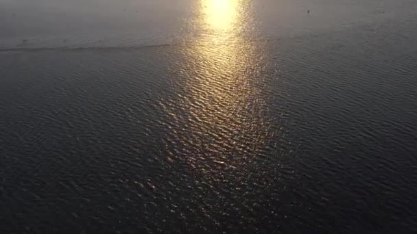 Χρυσός Ήλιος Που Αντανακλά Στα Νερά Της Λιμνοθάλασσας Ρία Φορμόζα — Αρχείο Βίντεο