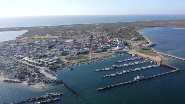 Boten Aangemeerd Culatra Island Pier Met Kustplaats Overdag Algarve Faro — Stockvideo