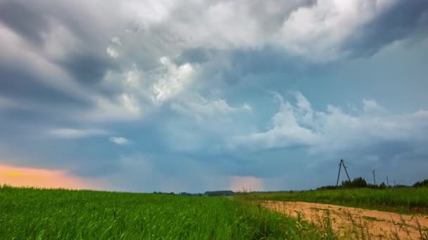 Zeitraffer Aufnahme Von Schnellen Wolken Die Über Landwirtschaftliches Feld Und — Stockvideo