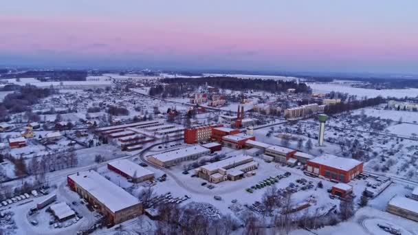 Красивая Воздушная Панорама Типичного Латвийского Города Зимой Снегом — стоковое видео